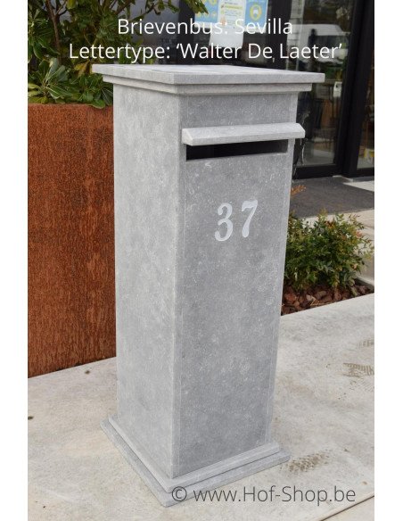 Gravure: nummer op brievenbus. Lettertype: Walter De Laeter