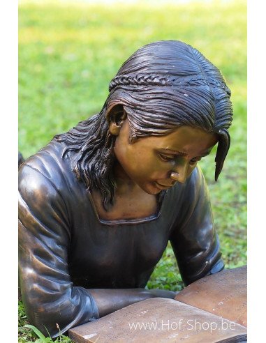 Jeune fille allongée lisant (petit modèle) - statue en bronze (B1224)