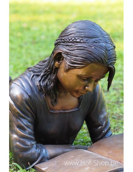 Liggend lezend meisje - bronzen beeld
