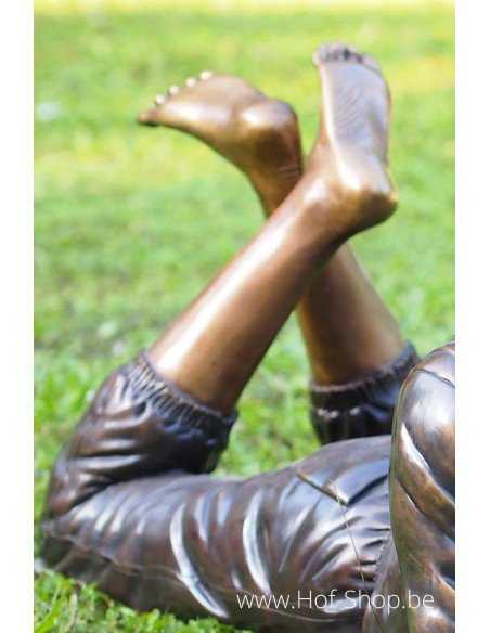 Liggend lezend meisje - bronzen beeld