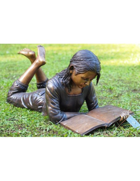 Liggend lezend meisje - bronzen beeld