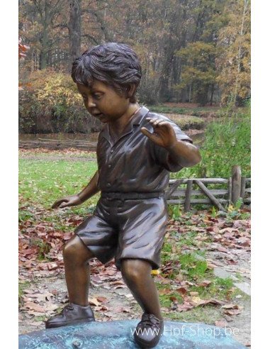 Jongen met hond op boom - bronzen beeld (B556)