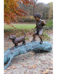 Jongen met hond op boom - bronzen beeld (B556)