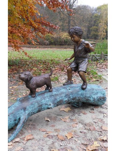 Jongen met hond op boom - bronzen beeld (B556)