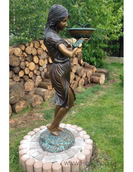 Femme avec une fontaine à bol - statue en bronze (B851)