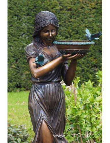 Femme avec une fontaine à bol - statue en bronze (B851)
