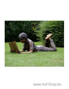 Garçon couché lisant - statue en bronze (B931)