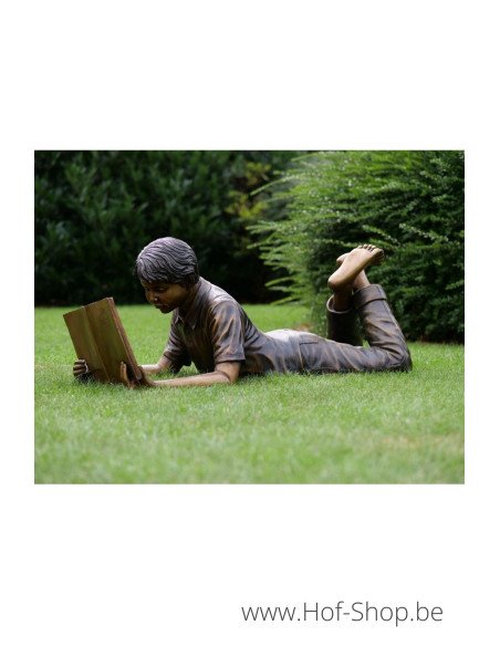 Liggende lezende jongen - bronzen beeld (B931)