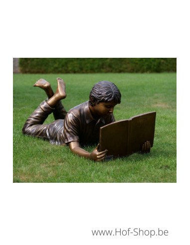 Liggende lezende jongen - bronzen beeld (B931)