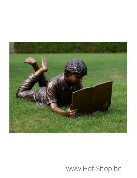 Liggende lezende jongen - bronzen beeld (B931)