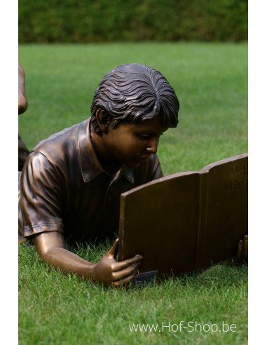 Liggende lezende jongen - bronzen beeld (B931)