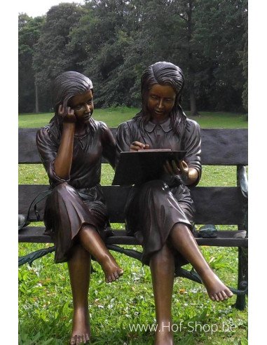 Deux filles sur un banc - statue en bronze (B933)