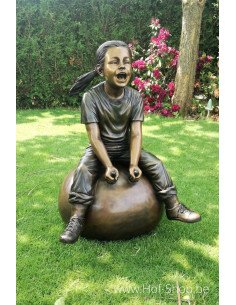 Meisje op bal - bronzen beeld (B952)