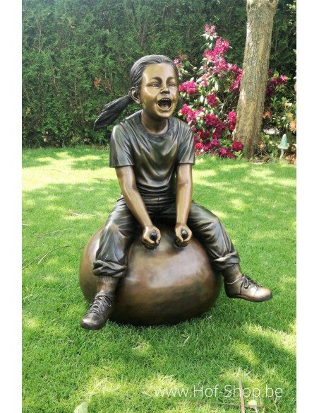 Meisje op bal - bronzen beeld (B952)