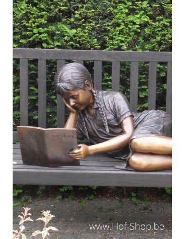 Liggend lezen meisje - bronzen beeld (B961)