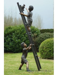 Twee kinderen op ladder met kat - bronzen beeld (B1289)