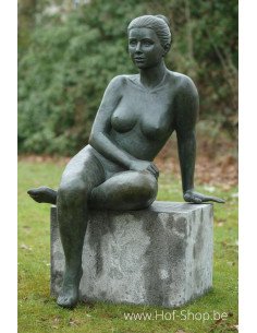 Femme nue assise - statue en bronze (B1093)