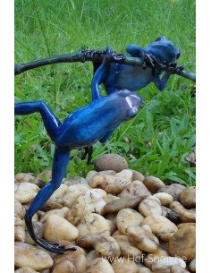 2 grenouilles colorées sur une brindille - statue en bronze (AN0980BR-C)