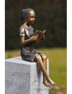Klein lezend meisje - bronzen beeld (AN2208BR-B)
