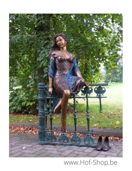 Femme assise sur une balustrade - statue en bronze (B1017)
