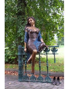 Vrouw zittend op hekwerk - bronzen beeld (B1017)