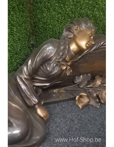Vrouw liggend aan graf - bronzen beeld (B1124)