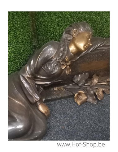 Vrouw liggend aan graf - bronzen beeld (B1124)