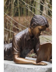 Garçon couché lisant - statue en bronze (B1223)