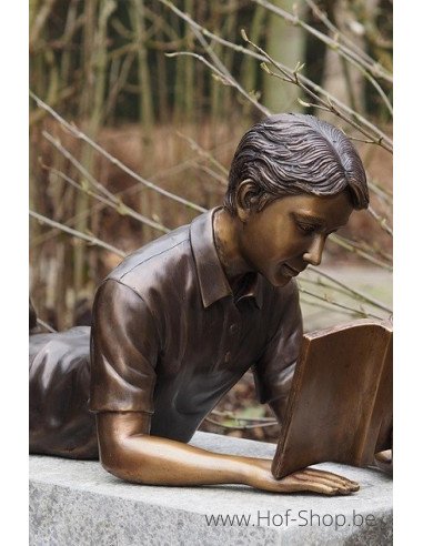 Garçon couché lisant - statue en bronze (B1223)