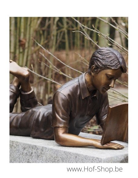 Garçon couché lisant - statue en bronze (B1223)