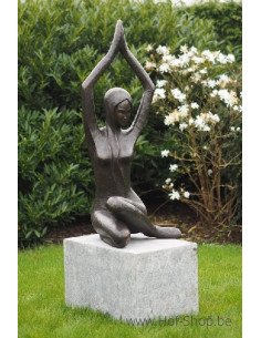 Moderne vrouw met handen omhoog - bronzen beeld (B1250)