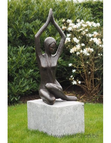 Femme moderne avec les mains en l'air - statue en bronze (B1250)