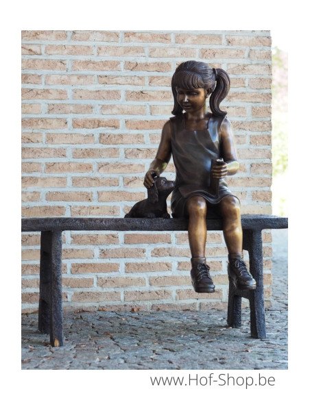 Meisje op bank - bronzen beeld (B1381)