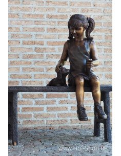 Meisje op bank - bronzen beeld (B1381)