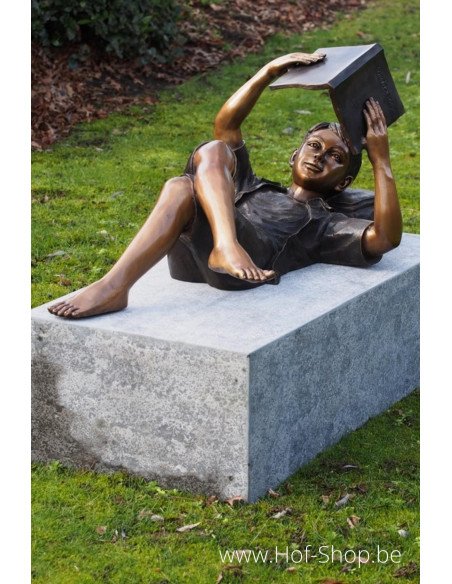 Liggende lezende jongen - bronzen beeld (B1447)