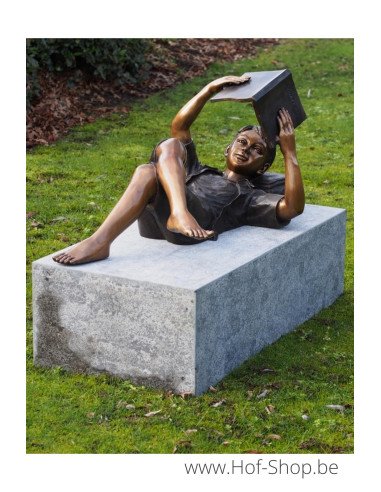 Garçon couché lisant - statue en bronze (B1447)