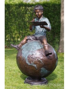 Jongen zittend op wereldbol - bronzen beeld (B59480)