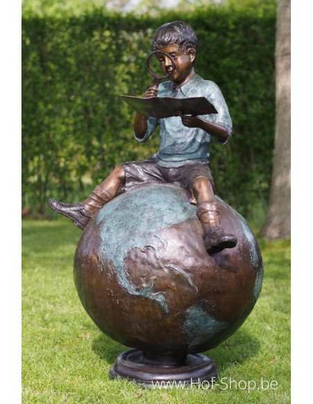 Jongen zittend op wereldbol - bronzen beeld (B59480)