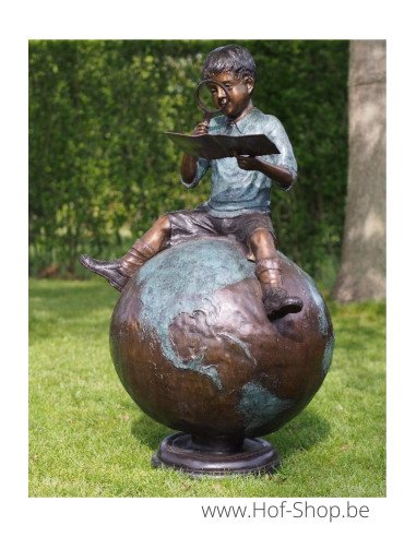 Jongen zittend op wereldbol - bronzen beeld (B59480)