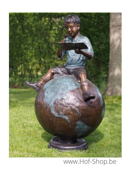 Jongen zittend op wereldbol - bronzen beeld (B59480)