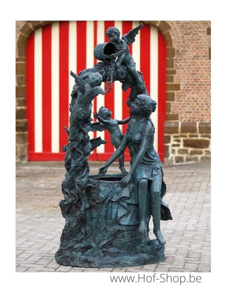 Vrouw en engeltjes aan waterput - bronzen beeld (B74070)