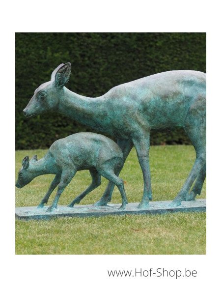 Cerf avec des jeunes - statue en bronze (B97202)