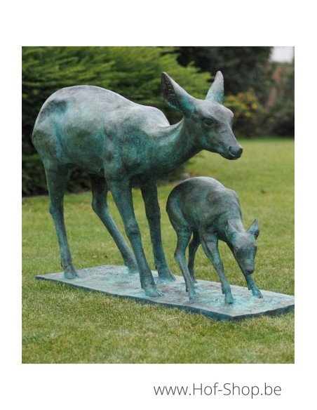 Cerf avec des jeunes - statue en bronze (B97202)