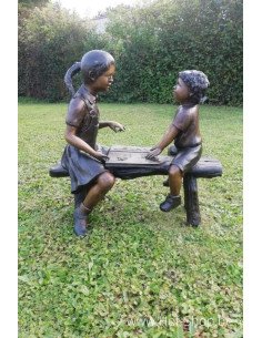 Garçon et fille sur le canapé - sculpture en bronze (B94647)
