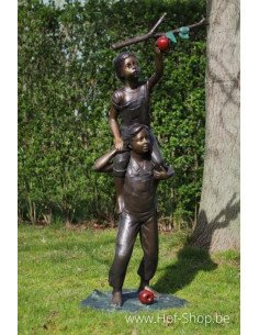 Jongen en meisje plukken appel - bronzen beeld (B94647)