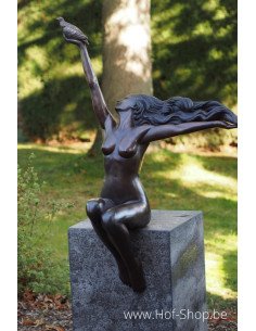 Vrouw op bank - bronzen beeld (PB61107)