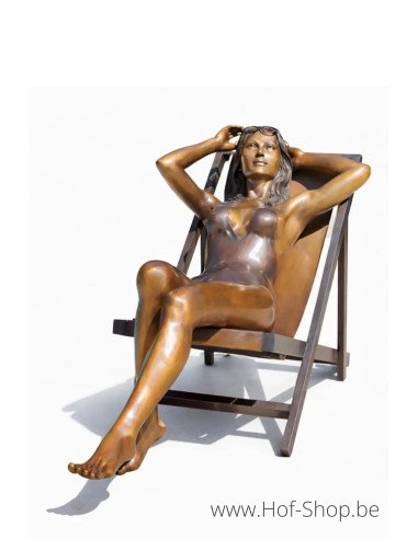 Femme sur une chaise de plage - statue en bronze (B1497)