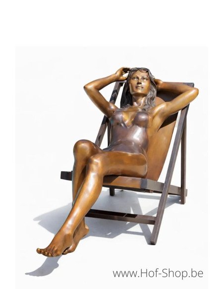 Femme sur une chaise de plage - statue en bronze (B1497)