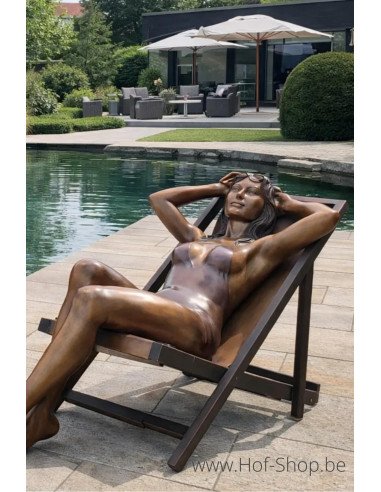 Femme sur une chaise de plage - statue en bronze (B1497)