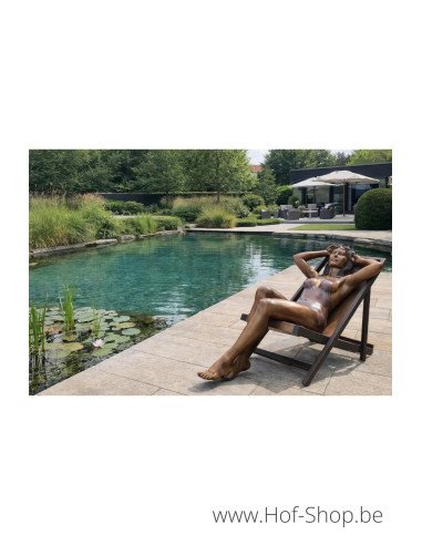 Vrouw op strandstoel - bronzen beeld (B1497)